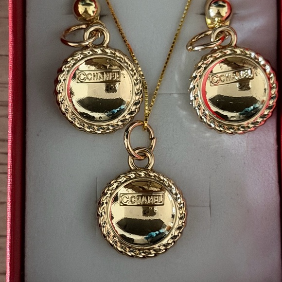 Elegant Gold and Green Pendant Necklace and Earring Set - Picture 3 of 3